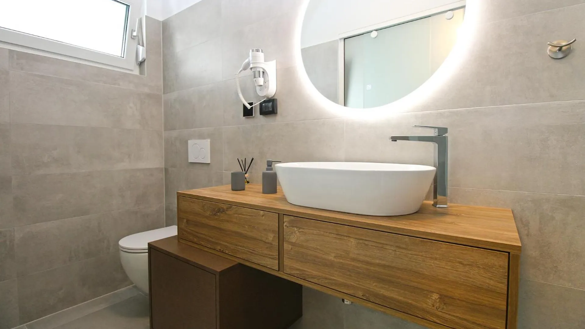 Villa Sisan 2344 0*,
