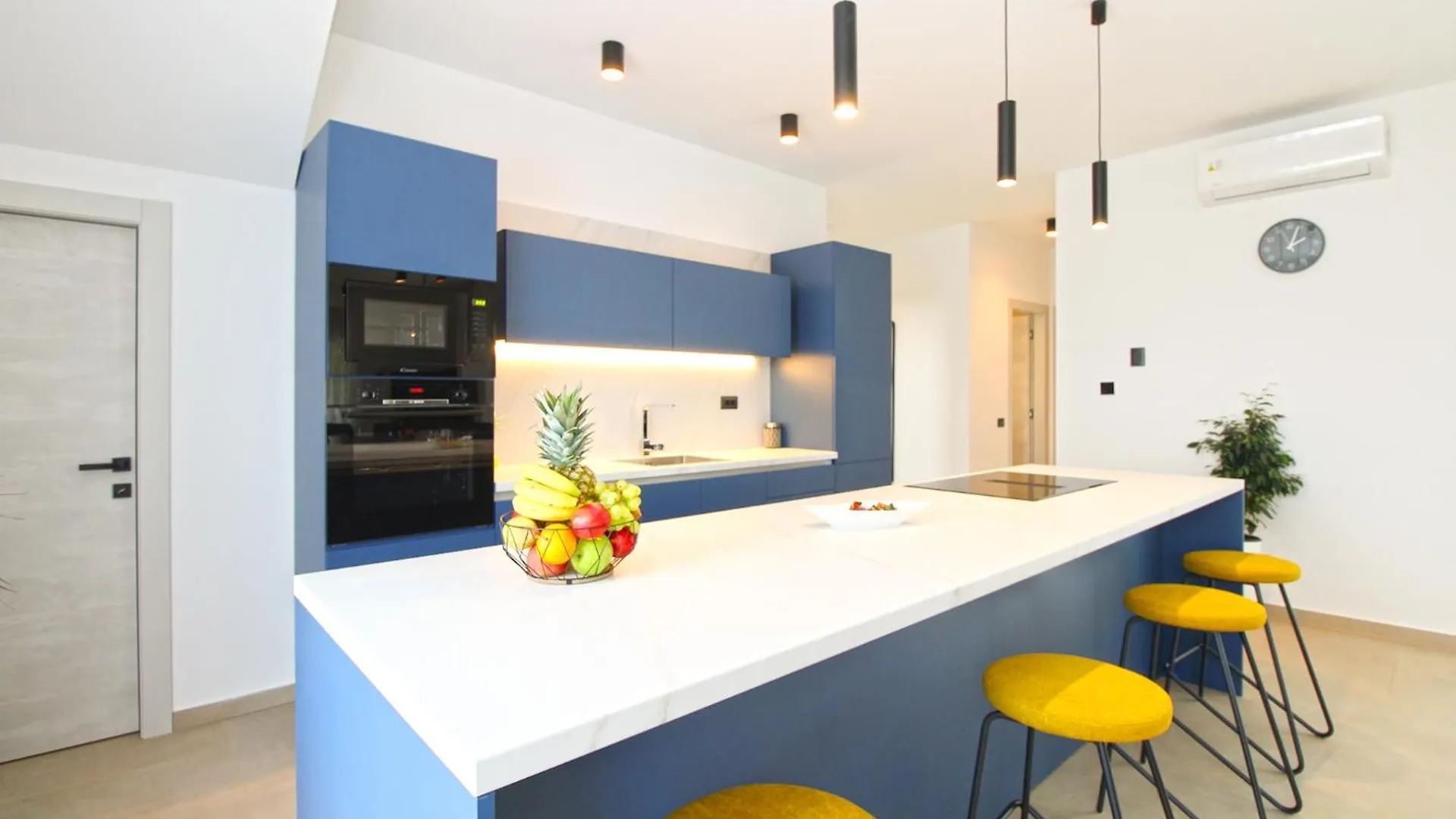 Villa Sisan 2344 0*,